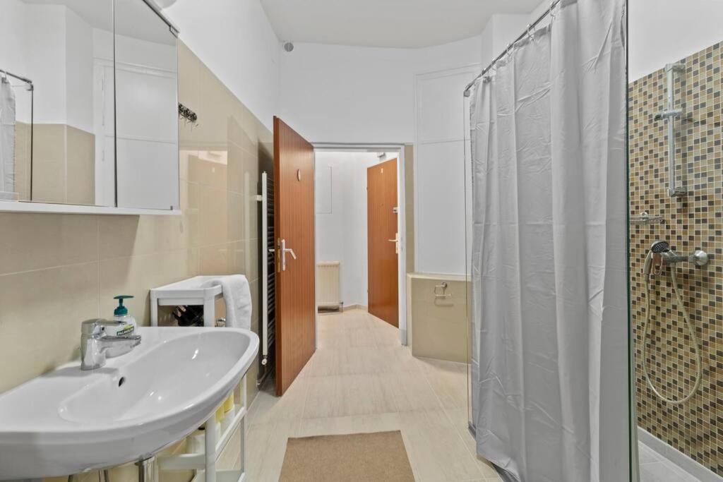 Modern Apartment Close To Center - 2Br ウィーン エクステリア 写真