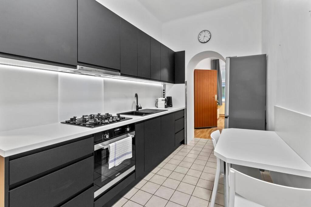 Modern Apartment Close To Center - 2Br ウィーン エクステリア 写真